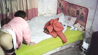 《监控破解真实泄密》棚户改造区几个有点姿色的姐妹租一间平房改专用炮房~提供快餐服务车轮战~嫖客各种各样加钱可无套 (16)